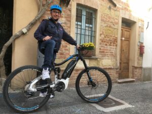 Un ragazzo in bicicletta